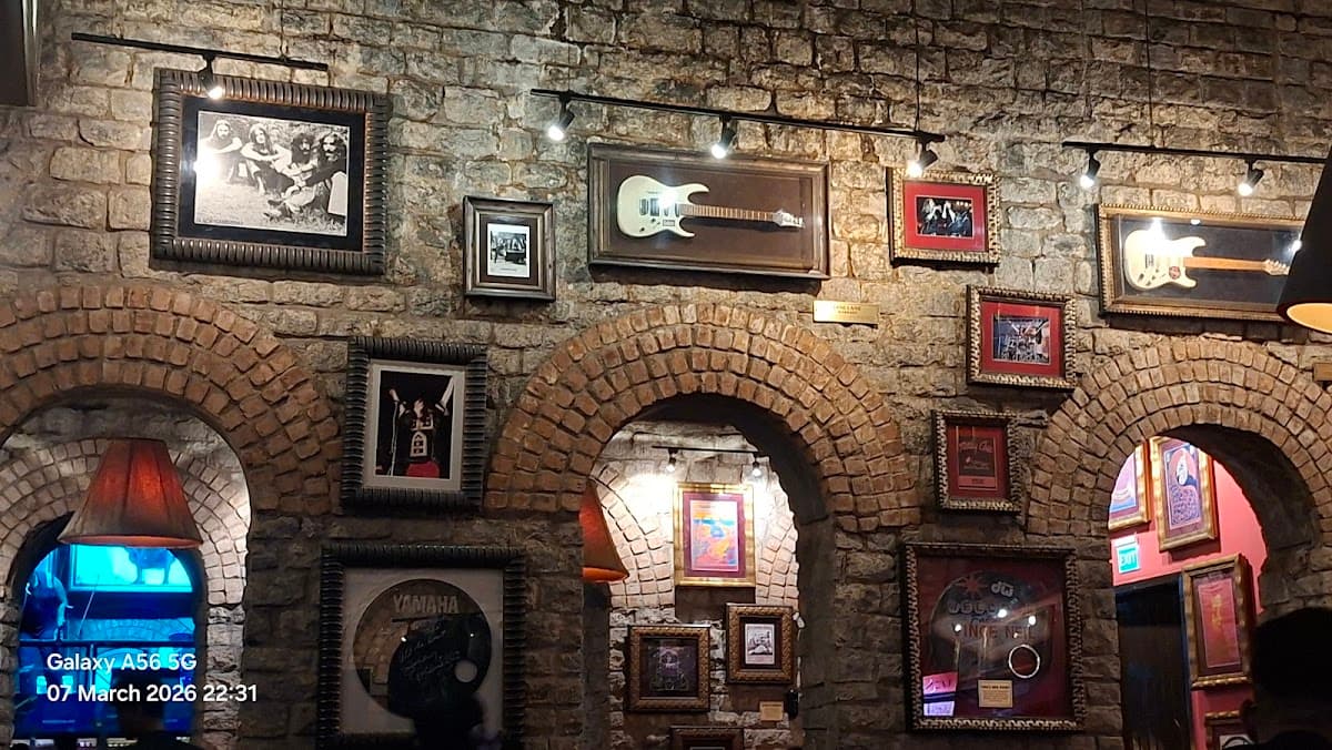 Hard Rock Cafe - Photo 5
